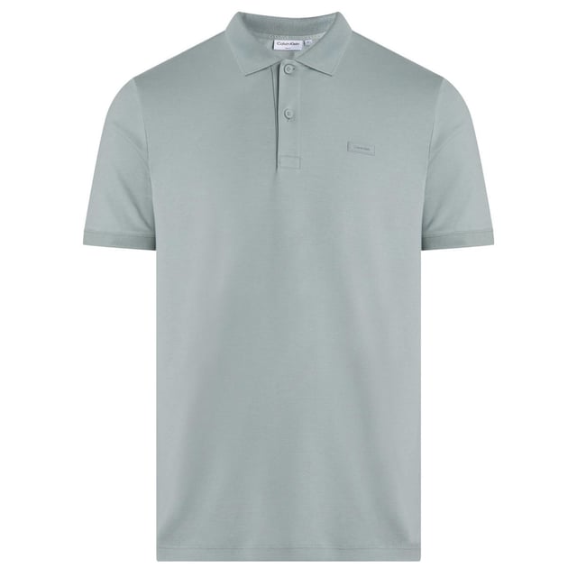 Polotröja för män från varumärket Calvin Klein. Calvin Kleins polotröjor är tillverkade av 100% ekologisk bomull och har en smal passform. Den mjuka bomullen ger stor komfort.  Varumärke: Calvin KleinModellnamn: Liquid Touch Slim PoloKategori: polo för mänMaterial: ekologisk bomullFärg: skiffergrå