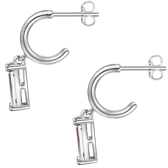 Ear hanger or rather Creole? This enchanting earrings from the label Glossy Munich combines both in a modern design. Filigree, the narrow half-screen encloses your earlobe, while the bar-shaped faceted zirconia cubus gently captures the light and sets glittering accents. Whether short or long hair, jeans or a festive outfit: the extraordinary earrings impress with a hint of glamor with clear lines. They not only harmonize with many outfits, but also to your other silver jewelry. The creoles made of 925 sterling silver are protected from starting through high -quality rhodiuming and preserve their cool shine for a long time.
