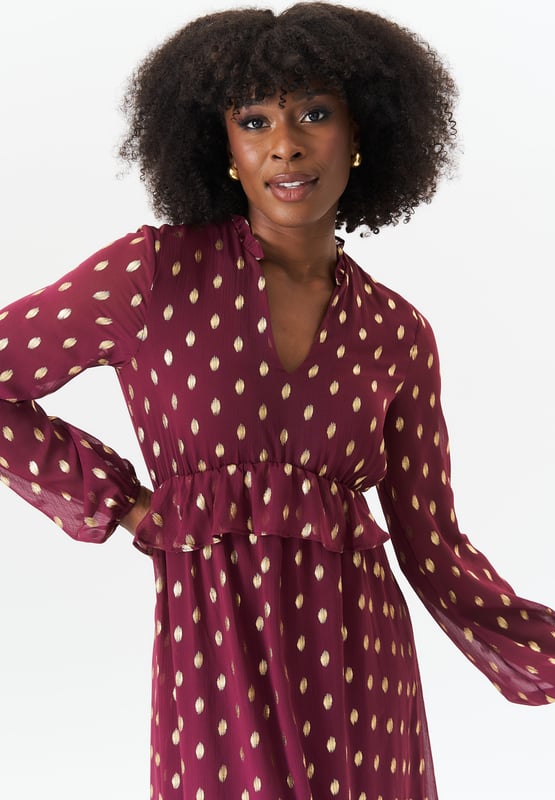 Verwandeln Sie Ihre Garderobe mit unserem atemberaubenden Foil Print Ruffle Midi Dress. Der luxuriöse Folienprint verleiht diesem eleganten Midikleid einen Hauch von Glamour, während die Rüschendetails einen verspielten und femininen Touch verleihen. Dieses Kleid ist perfekt für jeden Anlass und gibt Ihnen ein sicheres und modisches Gefühl.