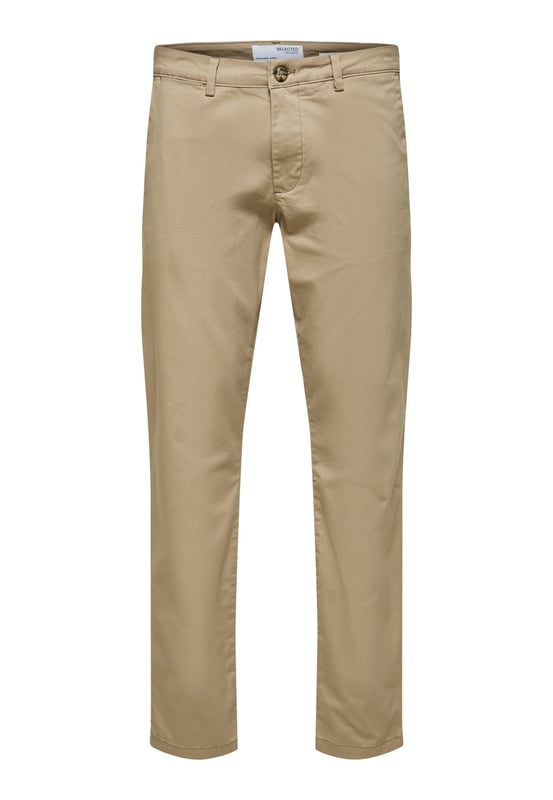 Tauchen Sie ein mit der Herren-Chinohose von Selected Homme. Mit ihrer schlanken Passform und dem schlanken Schnitt an den Oberschenkeln verleiht sie jedem Outfit eine moderne Eleganz. Die Paspeltaschen mit Knopf am Gesäß verleihen der Hose einen Hauch von Raffinesse und Funktionalität. Genießen Sie den ganztägigen Tragekomfort dank der hochwertigen Materialien und der sorgfältigen Verarbeitung. Die seitlichen Eingriffstaschen bieten praktische Aufbewahrungsmöglichkeiten für kleine Gegenstände. Der Reißverschluss und der Knopfverschluss sorgen für einen sicheren Sitz und ein einfaches An- und Ausziehen. Diese Chinohose ist perfekt für Männer, die einen anspruchsvollen Look mit einem Hauch von Lässigkeit suchen. Die Knöchellänge verleiht dem Style einen modernen Touch und ermöglicht es Ihnen, Ihre Lieblingsschuhe zu präsentieren. Die Gürtelschlaufen bieten die Möglichkeit, Ihren persönlichen Stil mit einem Gürtel Ihrer Wahl zu unterstreichen. Von lässigen Wochenendausflügen bis hin zu formellen Anlässen - diese Hose ist vielseitig einsetzbar und passt zu fast jedem Anlass. Erleben Sie den zeitlosen Stil und die Qualität von Selected Homme, die Ihren Look auf ein neues Level heben werden. Gönnen Sie sich den Luxus von Komfort und Stil - mit dieser Chinohose sind Sie immer perfekt gekleidet.