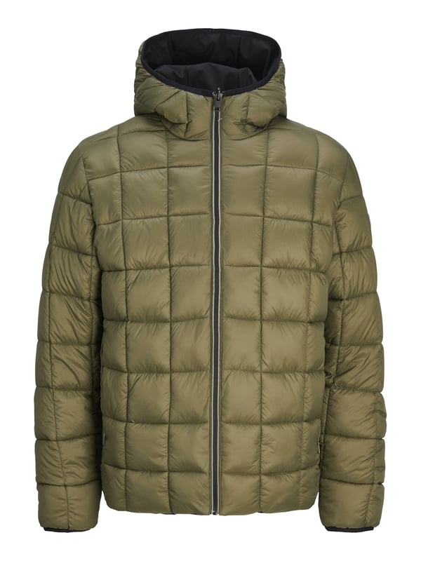 Tauchen Sie ein in den urbanen Stil mit unserer vielseitigen Wendejacke für Herren. Ein Kleidungsstück, zwei Looks: eine Seite glatt für einen schicken Look, die andere Seite mit Steppoptik für einen lässigen Touch. Die reguläre Passform sorgt für einen bequemen Sitz, während die hochgeschlossene Kapuze zusätzlichen Schutz bietet. Mit einem durchgehenden Reißverschluss und seitlichen Reißverschlusstaschen ist die Jacke praktisch und modisch zugleich. Die elastischen Bündchen halten die Kälte draußen und sorgen für einen perfekten Sitz. Abgerundet wird das Design durch ein Label-Patch, das für dezenten Charme sorgt.