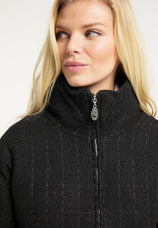 Dit bijzonder aantrekkelijke jasje van DreiMaster Vintage overtuigt door zijn boucléstructuur en opvallend design. De losse snit zorgt voor een perfecte pasvorm. Dit stijlvolle bouclé jasje heeft een opstaande kraag en twee zijzakken en staat stijlvol op zowel jeans als nette pantalons, waardoor hij geschikt is voor veel verschillende gelegenheden.  winterjas