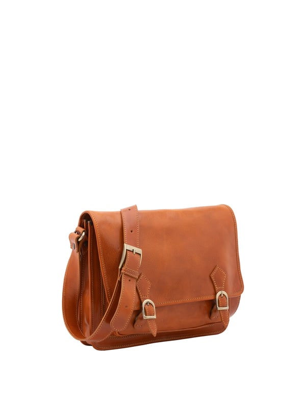 Bolso bandolera para mujer. El cierre es con imán. Los bolsillos internos son uno con cremallera y otro abierto. Los bolsillos externos son uno frontal con cremallera y otro trasero con cremallera. La bandolera es ajustable en piel. Falta el mango. Hay dos compartimentos internos. El material exterior es auténtica piel de vacuno. Internamente está forrado en algodón. Medidas: 35x27x14 cm. Hecho en Italia