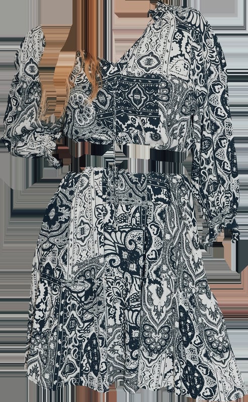 Midi dress with scarf print, round neck, 3/4 sleeves. Sewing at the level of the size. Elastic on the wrists. Tie fastening at the front of the neck and zip on the side.