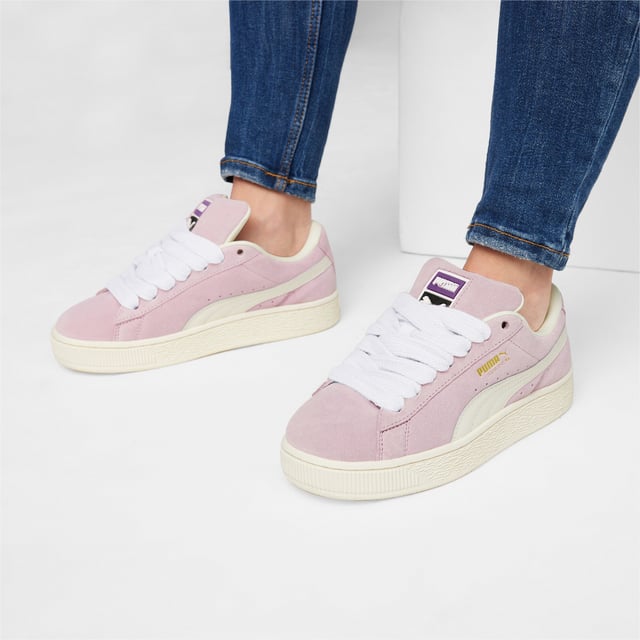 HISTORIA DEL PRODUCTO: Este enfoque fresco del clásico Suede se inspira en la herencia de PUMA en el breakdancing y su influencia en la moda urbana moderna. El Suede XL conserva el icónico ADN del Suede, pero le da un giro con un collar y una lengua acolchados exagerados, además de una suela más robusta. Esta versión cuenta con una parte superior completamente de ante con una Formstrip de cuero. CARACTERÍSTICAS Y BENEFICIOS: Los productos de cuero de PUMA apoyan la fabricación responsable a través del Leather Working Group. www.leatherworkinggroup.com DETALLES: Parte superior de ante; Formstrip de cuero; Lengua de ante con refuerzo de malla; Marca PUMA en relieve y estampada en el panel lateral; Forro de malla; Plantilla de malla; Media suela de goma; Suela de goma; Forro: Textil, Otros; Suela exterior: Goma; Parte superior: Cuero; Plantilla: Textil.