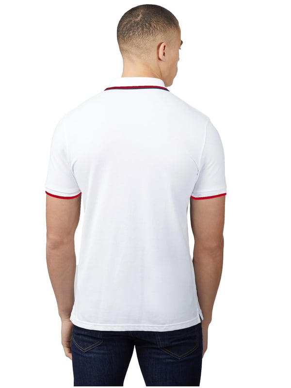 Nuestra icónica camiseta polo está confeccionada con 100% algodón orgánico, ofreciendo un look atemporal para hombres. Este diseño clásico incluye detalles en contraste en el cuello y los puños, añadiendo un toque de estilo. Cuenta con una tapeta de dos botones, un cuello de punto plano y mangas cortas. La camiseta también tiene un bordado en el pecho y está diseñada en un ajuste clásico.
