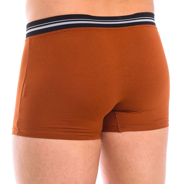 El bóxer de algodón elástico con cintura extra suave para hombre, también conocido como "calzoncillo de algodón elástico con banda ultra suave" o "pantalón interior de algodón con cintura extra confortable", es una elección destacada para aquellos que valoran tanto la comodidad como la suavidad en su ropa interior diaria.

Este bóxer está confeccionado con una mezcla de algodón y elastano, que proporciona una sensación suave y flexible contra la piel. La elasticidad del material permite un ajuste ceñido que se adapta cómodamente a la forma del cuerpo, ofreciendo soporte adecuado sin restricciones.

La cintura extra suave del bóxer asegura un ajuste confortable y sin marcas, ideal para llevar durante todo el día. Esta característica no solo mejora la comodidad, sino que también añade un toque de suavidad adicional, evitando cualquier sensación de incomodidad.

Las costuras planas en el bóxer de algodón elástico minimizan la fricción y evitan las irritaciones en la piel, proporcionando una experiencia de uso sin molestias. Este diseño funcional y práctico lo hace perfecto para uso diario y para cualquier actividad que requiera movimientos libres y confortables.

Disponible en una variedad de colores clásicos y modernos, el bóxer de algodón elástico con cintura extra suave combina estilo con funcionalidad. Es una opción ideal para hombres que buscan una ropa interior que ofrezca tanto confort como un ajuste perfecto.

El bóxer de algodón elástico con cintura extra suave es la elección perfecta para aquellos hombres que priorizan la suavidad, la comodidad y la flexibilidad en su ropa interior. Este bóxer garantiza una sensación agradable y un ajuste óptimo, asegurando una experiencia de uso satisfactoria en todo momento.
 Composición: 96% Algodón, 4% Elastano.
 Cuidados:
- Lavar a temperatura máx. 40º.
- No usar lejía.
- No usar secadora.
- No planchar.
- No lavar en seco.