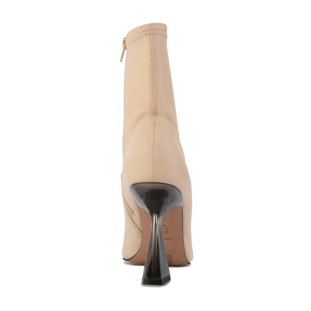 Women's Ted Baker Liya Leather Ankle Boots in Natural Womens Ted Baker Liya Leather Ankle Boots in natural.These boots were made for impressing. Ted Bakers LIYA's standout heel steals the show while their leather construction with a slight stretch keeps the style as comfortable as it is gorgeous.By purchasing this product you are supporting responsible leather manufacturing through the Leather Working Group.- Ankle boots.- Leather.- Zip fastening.- Transparent geometric heel.- Heel height: 7cm.- Upper:100% Ovine Leather; Lining: 100% Polyurethane; Sock: 100% Polyurethane; Sole: 100% Vulcanised Rubber.- Ref: 266167NATURAL