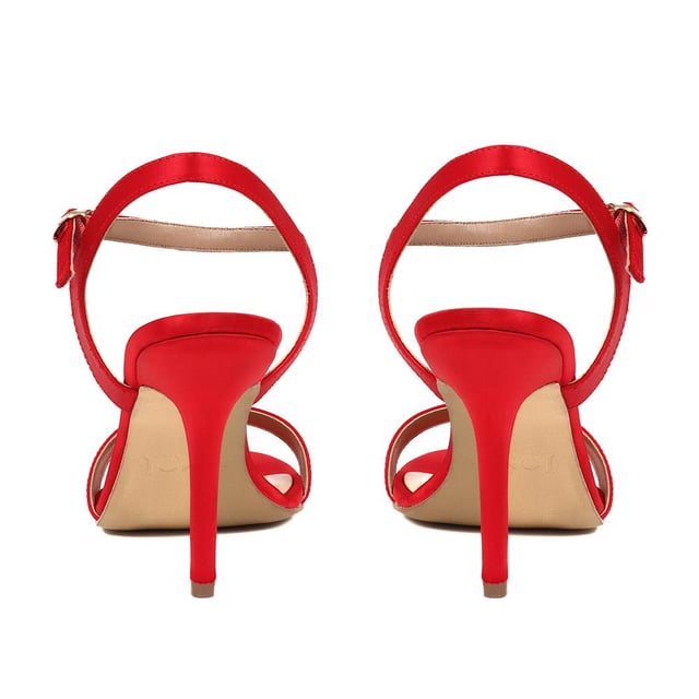 Strut into style with satin elegance. Classic cut meets undeniable allure, creating sandals that are always on the guest list. Crafted with full leather linings, our KINSLEY stiletto sandals combine cushioned comfort with timeless tailoring. Every party deserves a touch of timeless glamour.