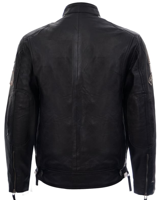 Diese moderne, klassische Jacke ist vom klassischen Biker-Geist durchdrungen und verkörpert den Renngeist mit gestickten Abzeichen und kontrastierenden Doppelstreifen und ist aus weichem, luxuriösem Nappaleder gefertigt. Für zusätzliche Praktikabilität gibt es 2 Brusttaschen mit Reißverschluss und 2 Taschen am Körper. Für eine individuellere Passform kann die Taille angepasst werden. Dieses Kleidungsstück ist praktisch, langlebig und eignet sich für jeden Anlass und ist die perfekte Ergänzung Ihrer Garderobe.