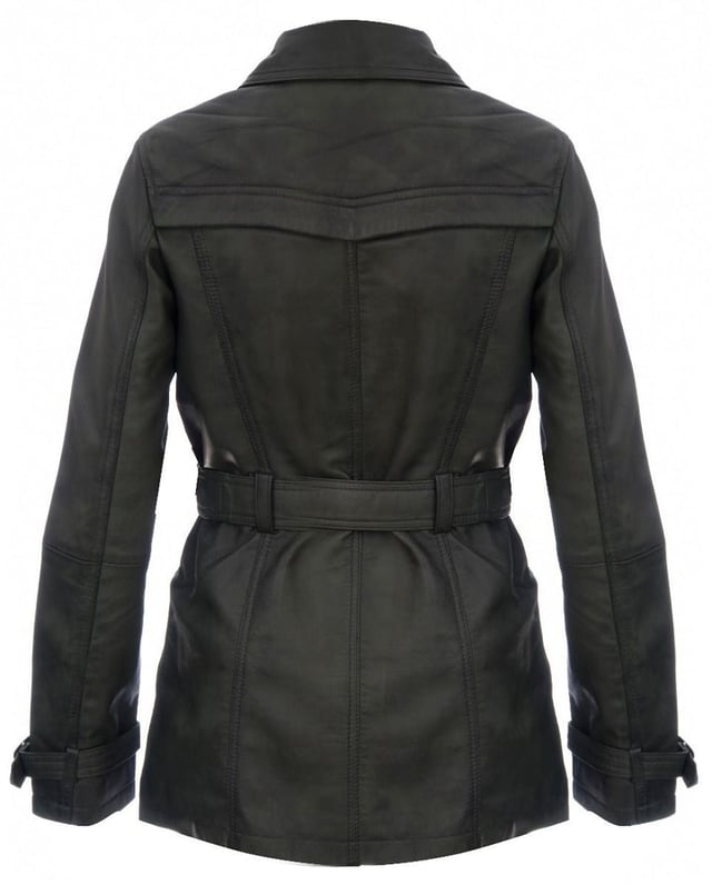 Adéntrate en la elegancia atemporal con nuestra gabardina clásica. Esta obra maestra de doble botonadura muestra las características icónicas que definen el estilo de la gabardina. Su cierre tradicional de tres botones conduce a un cuello con muescas que se puede asegurar con una hebilla, evocando un cuello estilo camisa clásico para mayor calidez. La longitud extendida de la chaqueta proporciona protección adicional contra el frío, lo que la convierte en un elemento esencial del guardarropa de invierno versátil. Elementos clave del diseño: confeccionada con 100% de cuero napa ultra suave de primera calidad para una calidad y comodidad inigualables. Estilo clásico de gabardina con un diseño cruzado y cierre abotonado. El cinturón ajustable y las correas en los puños garantizan un ajuste a medida que complementa tu forma. Cuello con muescas con una hebilla para mayor estilo y calidez. Dos discretos bolsillos calientamanos en la cintura ofrecen un almacenamiento conveniente. Esta gabardina combina sin esfuerzo el estilo atemporal con la funcionalidad, lo que la convierte en un artículo imprescindible para quienes aprecian la moda clásica y la protección contra los elementos. Mejora tu guardarropa con esta pieza icónica.
