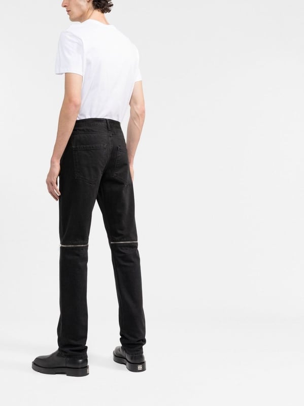 Balmain pairs a timeless silhouette with subtle branding, as seen by this T-shirt. Crafted from white cotton, it's given an instantly recognisable touch with embroidered logo lettering at the chest.


Made in Italy