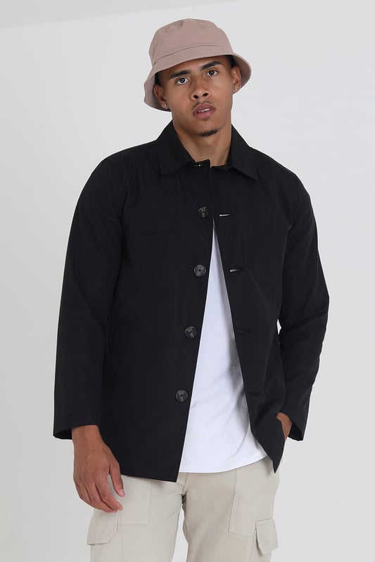 This Brave Soul lightweight mac-style jacket is a perfect blend of style and comfort. The single-breasted , button-through style has a classic and timeless look and features two side pockets and a split on the back hem for ease of movement. This jacket has a checked lining for added detail.