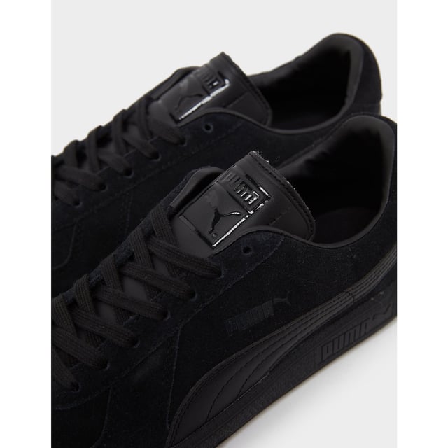 Fondée en 1948, Puma est devenue une marque bien connue sur le marché des vêtements de sport. Au fil des années, la marque a sponsorisé de nombreux événements sportifs, notamment le football et le basket-ball, et a continué à développer et à améliorer ses créations. Ces baskets Army sont dans un coloris noir avec des détails en daim et le logo Puma classique, la dépendance parfaite à votre collection de baskets. Détails : coloris noir, dessus en cuir de qualité supérieure avec empiècements en daim, support de talon rembourré, coutures ton sur ton, lacets plats, semelle intermédiaire et extérieure en caoutchouc et logo Puma classique sur le côté, la languette et le talon.