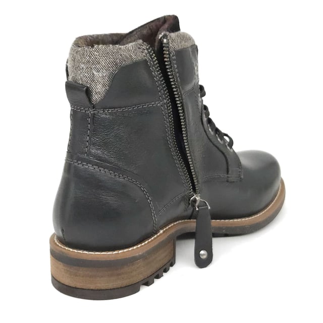 Channeling a utilitarian feel, the Hounslow Boot boasts an on-trend lace up design complete with a padded cuff around the ankle and chunky lugged sole for a comfortable, yet sturdy style.