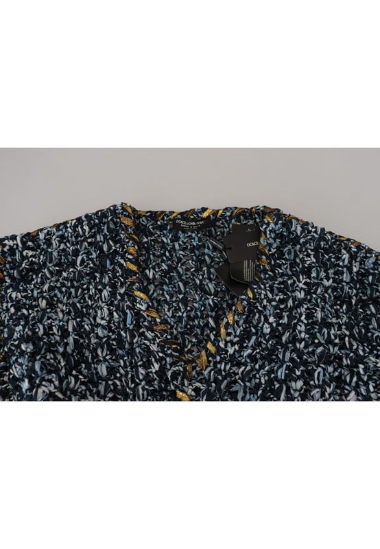 Cardigan Azul Botón Hecho A Mano Suéter  
marca DOLCE & GABBANA  
Hecho en Italia  
Color azul con logo dorado  
Diseño elegante y lujoso  
Prenda versátil para looks casuales o más arreglados  
Cómodo y de calidad  
Perfecto para combinar con jeans o pantalones  
Agrega elegancia a cualquier conjunto  
Material: 5% Elastano 10% PA 65% PL 10% VI 10% Cuero