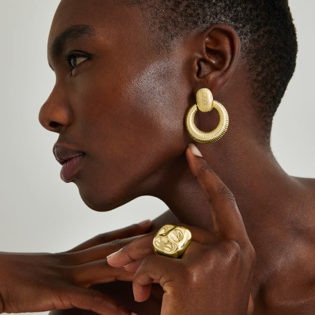 Fioak ring in 18K geelgouden afwerking. Africa is de perfecte lijn voor vrouwen met persoonlijkheid, die niet bang zijn om risico's te nemen en stukken met hun eigen karakter te dragen.