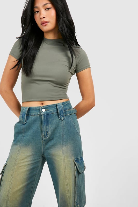 Calling all you pocket rockets: boohoo's range of petite clothing is here to help you seriously up your style game this season. Our collection is designed for queens 5'3'' and under, and each piece has been cut to suit a smaller frame. From the perfect fitting petite dresses to dreamy petite jeans, cosy petite loungewear to petite coats, find the perfect fit with our collection. We've got all the new season petite styles just waiting to be added to your wardrobe, girl. Style: Cargo JeanFabric: DenimLength: RegularModel's height: 163cm / 5'4"