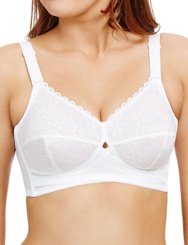 Berlei Classic Non Wired Total Support Bra. With cross over centre front, seamed cups for support and shoulder straps designed to reduce marks. Product is recommended hand wash only.