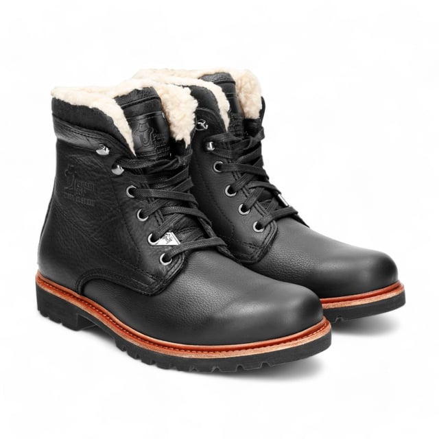 Stay stylish and comfortable with the P03 Aviator C2 men's black boots from Panama Jack. Crafted from waterproof black oiled Napa leather, these boots offer durability and a sleek look. The cotton lining ensures breathable comfort, while the removable anatomical insole provides personalized support. Designed with a natural, flexible, and durable rubber sole, these boots are perfect for all-day wear. The lace-up closure ensures a secure fit, and the flat heel adds to the comfort. With a shaft height of 16 cm and a heel height of 4 cm.

Features:

Waterproof black oiled Napa leather
Cotton lining for breathable comfort
Removable anatomical insole
Natural, flexible, and durable rubber sole
Lace-up closure for a secure fit
Shaft height: 16 cm
Heel height: 4 cm
100% Made in Spain