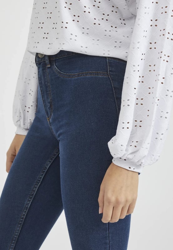 From this trending brand VILA, these jeans are the perfect pair of plus sized skinny jeans.  With just the right amount of stretch made from a cotton blend fabric for breathability and comfort.  Finished with classic 4 jeans pockets and belt loops

Stretchy  Cotton Blend Fabric
 
69% Cotton 30% Polyester 1% Elastane
Length: Full Length
29" Inside Leg
Sizing: As expected
Fit: Slim
  
High Rise, Zip Fly
These are last season clearance made for Vila