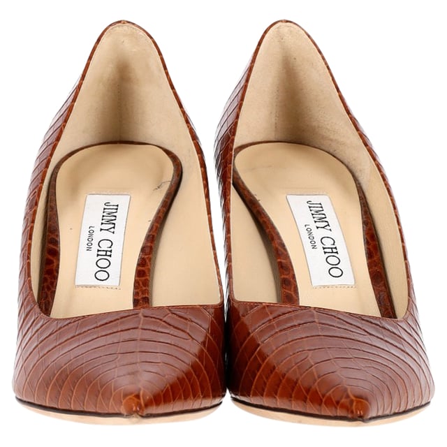 VINTAGE, RRP AS NEW
Elevate your ensemble with the Jimmy Choo Croc Embossed Love Pumps in luxurious brown leather, featuring an alluring croc-effect finish and a sophisticated pointed toe design for a touch of timeless elegance.


Jimmy Choo Croc Embossed Love Pumps in Brown Leather
Condition: Very good
Signs of wear: Minor markings, Lightly used but very well maintained. Minor mark at soles & creasing, light scuffing at the soles and heels.
Packaging: None
Color: Brown 
Material: Leather | leather
Size: EU39/US9
Measurements: Heel height: 90; Insole length: 290
SKU: NAPPUGBSH386163W