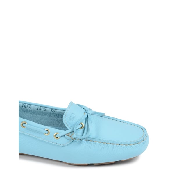 The Dee Elegant Lady Loafer in light blue is the epitome of class. Made in Italy by some of the countries finest craftsmen, this shoe is 100% leather and features a rubber sole and bow detail. Made in Italy 100% Leather 100% Rubber Sole