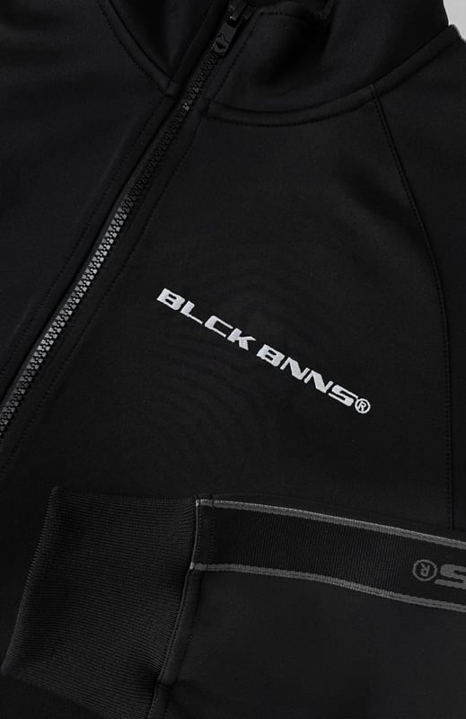 100 % Polyester Normale Passform Hoher Kragen mit Reißverschluss BLCK BNNS-Logo auf der Brust BLCK BNNS-Markenband auf den Ärmeln Zwei Reißverschluss-Fronttaschen Kombinierbar mit TAPED INITIAL TRACKPANTS 