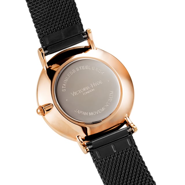 Die Uhr Seven Sisters black rose gold von Victoria Hyde London ist eine klassische Unisex-Uhr mit einem zeitlosen Design. Das roségoldfarbene Gehäuse ist die perfekte Ergänzung zum schwarzen Uhrenarmband und dem minimalistischen schwarzen Zifferblatt. Optimal kombinierbar mit jedem Outfit, ist diese Uhr der perfekte Begleiter für Tag und Nacht und somit ein echtes Must-Have für alle Uhrenträgerinnen.
Uhrwerk：Miyota 2035
Glas：Mineralglas
Material Uhrenarmband：Edelstahlgewebeband
Material Zifferblatt: Perlmutt
Gehäuse-Durchmesser： 33mm
Gehäusedicke：7.6mm
Wasserdicht：3 atm
Armband Länge：200mm
Breite des Uhrenarmbands: 16 mm