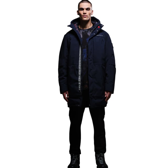 Material: 100% polyester. Foder: Bafflat, kontrasterat, fjäderfritt. Tyg: Stretch. Design: Broderad, ärmlappar, text. Tygteknik: Andningsbart, Slitstarkt, Isolerande, Isotex 10000, Vattenavvisande, Vattentätt. Justerbar axelrem, fjäderfri dunfyllning, vadderad, passpoaldetaljer. Manschett: Passform, invändigt ribbad. Halsringning: Huva. Ärmtyp: Långärmad. Funktioner på huva: Dold, växt på huvan. Längd: Lång. Fickor: Nätficka, 2 nedre fickor, 2 bröstfickor. Stängning: Hel dragkedja, knäppning. 10000g/m¬?/24 timmar. Värme klassning: 10000. Hållbarhet: Miljövänlig, tillverkad av återvunna material.