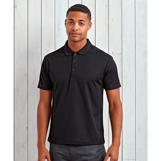 100% gerecycleerd polyester. Stof: Garen gesponnen. Ontwerp: Eenvoudig. Halsuitsnijding: Geribde kraag, Omgeslagen kraag. Mouwtype: Korte mouwen. Knoopsluiting met 3 knopen, zijsplitten. Stoftechnologie: Ademend, vochtafvoerend. 160 g/m². Duurzaamheid: Milieuvriendelijk, Gemaakt van Gerecycleerde Materialen, Sedex. Duurzame materialen.