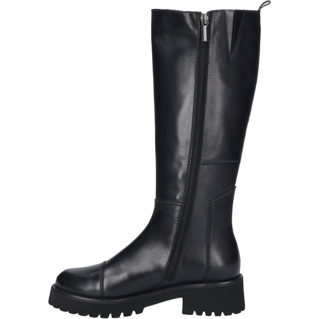 Entdecke die Eleganz und den unvergleichlichen Tragekomfort mit dem Sallina 07 – einem exquisiten Stiefel von JOSEF SEIBEL, speziell entworfen für Damen, die Wert auf Qualität und zeitlose Eleganz legen. Dieses Modell in klassischem Schwarz, sowohl am Obermaterial als auch an der Sohle, strahlt eine natürliche Schönheit aus, die in jedem Detail zum Ausdruck kommt. Gefertigt aus hochwertigem Nappa-Rindsleder, bietet der Schuh nicht nur ein ansprechendes Äußeres, sondern auch Langlebigkeit und einen haptischen Genuss. Die Sohle aus EVA, einem Material, das für seine Leichtigkeit und Flexibilität bekannt ist, sorgt für ein federleichtes Laufgefühl, während das grob strukturierte Profil zuverlässigen Halt bei jeder Outdoor-Aktivität gewährleistet. Die innovative AGO-Fertigungsart, die das Oberteil des Leders mit der Unterseite der Innensohle verbindet, bevor die Laufsohle aufgeklebt wird, steht für eine leichte und formbeständige Machart, die den Sallina 07 zu einer herausragenden Wahl für Freizeit und Streetwear macht. Der Reißverschluss erleichtert dabei das An- und Ausziehen und fügt sich nahtlos in das Design ein. Mit einem Blockabsatz von 4,5 cm Höhe bietet der Schuh eine angenehme Erhöhung, ohne den Komfort zu beeinträchtigen. Die Möglichkeit, die Innensohle herauszunehmen und durch ein eigenes orthopädisches Fußbett zu ersetzen, unterstreicht die Flexibilität und Anpassungsfähigkeit dieses Schuhmodells. JOSEF SEIBEL verpflichtet sich mit dem Sallina 07 dem Konzept der Slow Fashion - ein Zeugnis für modernen Komfort, Perfektion in Passform und Funktion, gefertigt aus hochwertigen Materialien. Ein Schuh, der nicht nur in der Freizeit, sondern bei jeder Gelegenheit glänzt, begleitet von der Gewissheit, eine Wahl getroffen zu haben, die weit über den Moment hinaus Bestand hat.
