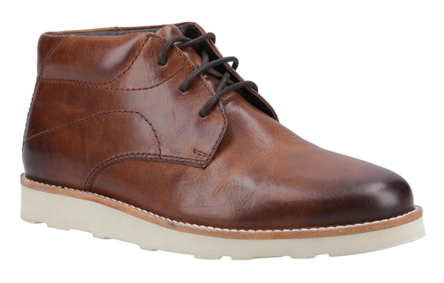 Hush Puppies Kennedy Leather Memory Foam Mens Boots The Hush Puppies Kennedy Boots are the perfect blend of smart and casual, ideal for daily wear. Featuring a premium leather upper and a soft, padded collar, these boots offer a refined look with cozy comfort. The lace-up design provides a secure fit, while the memory foam leather insole delivers cushioning to keep your feet comfortable all winter. With a lightweight EVA outsole and classic stitched rand detail, the Kennedy Boots are a versatile addition to any wardrobe.
- Leather upper
- Soft padded collar
- Lace up closure
- Breathable textile lining with leather collar
- Memory foam comfort leather insole
- Lightweight EVA outsole with stitched rand detail
- Hush Puppies branded