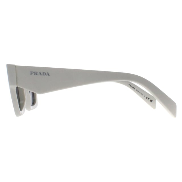Las gafas de sol Prada Square Mens Talc Dark Grey PRA06S están meticulosamente elaboradas con materiales de primera calidad, garantizando durabilidad y comodidad con un toque de modernidad. El emblemático emblema de Prada adorna sutilmente las patillas, símbolo de un lujo sin igual. Las lentes, que ofrecen tanto estilo como sustancia, no sólo protegen sus ojos de los dañinos rayos UV, sino que también proporcionan una claridad y un confort visual excepcionales, lo que las convierte en el compañero ideal para aventuras soleadas o escapadas urbanas.