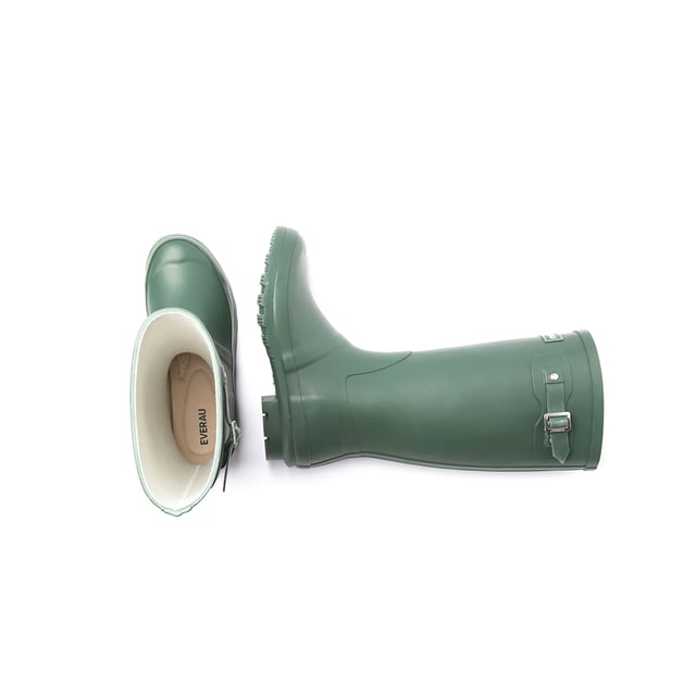 Mantente seca y con estilo en días de lluvia con las Botas Altas de Lluvia para Mujeres de Goose. Estas maravillas impermeables están diseñadas tanto para la moda como para la funcionalidad.

Con un diseño de hebilla de moda, estas botas de lluvia te mantienen luciendo elegante mientras protegen tus pies de los elementos mientras paseas con gracia. ¡Prepárate para salpicar con estilo!

Especificaciones:

  Parte superior de goma
  Forro 20% algodón + 80% dacron
  Plantilla de cuero de cerdo
  Suela de goma
  Altura del eje aproximadamente: 33,5 cm (sin incluir alturas de plataforma)
  Alturas de plataforma aproximadamente: Frente 1,2 cm; Trasera 2,5 cm


Tecnologías:

  Parte superior resistente al agua y las manchas
  Soporte resistente
  Ocasion y uso múltiple
  Mayor estabilidad y resistencia al desgaste