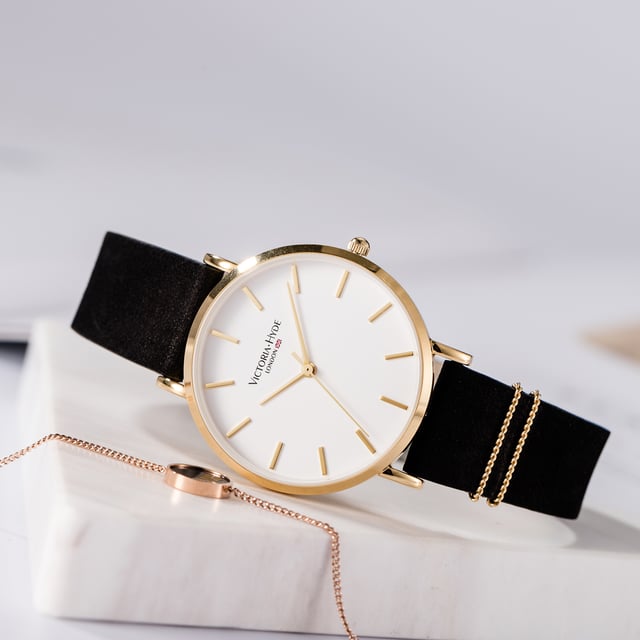 The Seven Sisters Classic Black and White by Victoria Hyde London stands for the classic elegance of the fashion metropolis. In addition to the classic black leather strap and the white dial, the gold-colored case and the gold decorations on the watch strap ensure a particularly high-quality look. The perfect watch for every occasion.

Movement：Miyota 2035
Glass：Mineral glass
Watch Strap Material： Genuine Leather
Case diameter： 33mm
Case thickness：7.6mm
Waterproof：3 atm
Watch strap length：180mm
Watch strap width : 16 mm