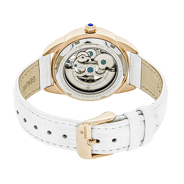 Gehäuse aus 316L-Edelstahl in Chirurgenqualität; Automatikwerk mit Juwelenbesatz; Juwelenlager: 19 Jewels; 36 Stunden Gangreserve; Beats per Hour (BPH): 21600/Stunde; Saphirbeschichtetes Mineralglas; Perlmutt-Zifferblatt; Skelettiertes Zifferblatt; 12 Kristallmarkierungen auf dem Zifferblatt; Sichtboden zur Beobachtung des Uhrwerks; Krone mit Juwelenbesatz; Armband mit Krokodilprägung aus echtem Leder; Edelstahlschließe mit Logogravur; Leuchtzeiger; 38 mm Durchmesser; 10 ATM Wasserdichtigkeit;