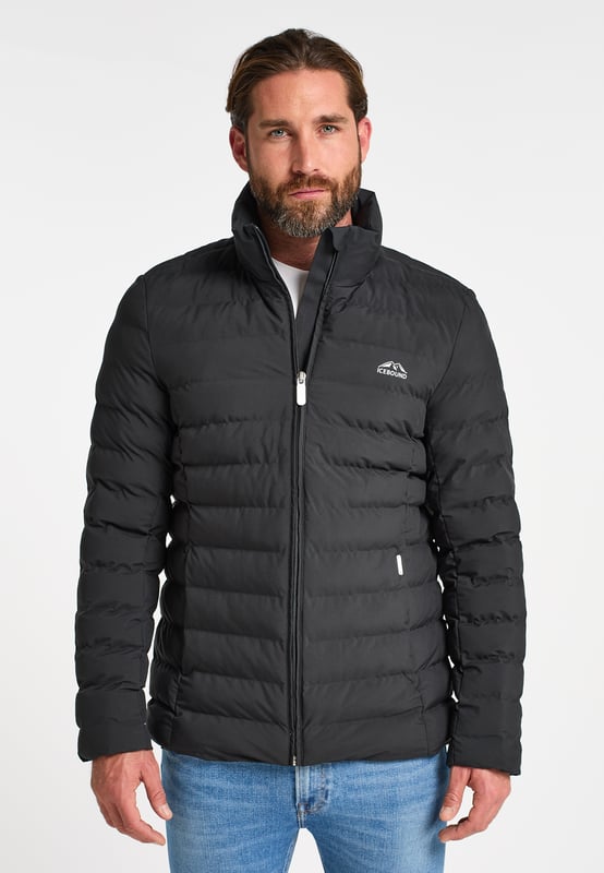 Cool uiterlijk - functionele prestaties. Outdoorspecialist ICEBOUND levert met deze gewatteerde jas een allround zorgeloos pakketje. Het zachte materiaal is gecoat met polyurethaan, waardoor de buitenstof water- en winddicht is. Volgens de nieuwste ontwikkeling zijn de afzonderlijke kamers niet meer gewatteerd, maar gelijmd, wat het voordeel heeft dat vocht niet meer in de zwakke punten van de naden kan dringen. Twee zijzakken met ritssluiting en een binnenzak maken de doordachte winteroutfit compleet.  Overgangsjas / Winterjas