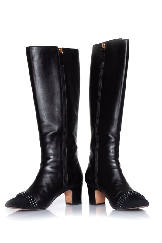 VINTAGE, RRP AS NEW
Chanel, Leather coco mark pearl long boots in black. The item is in good condition. Heels and noses have some small scratches. Comes with box and 2 dustbags.
 • CONDITION: good condition 

• SIZE: 38.5

• INSOLE MEASUREMENTS: 25 cm

• HEEL MEASUREMENTS: 6 cm PLATFORM: 0.5 cm

• SHAFT HEIGHT: 38 cm WIDTH ANKLE:   cm   WIDTH TOP: 18 cm

• FABRIC: leather, fabric

• COLOUR: black
