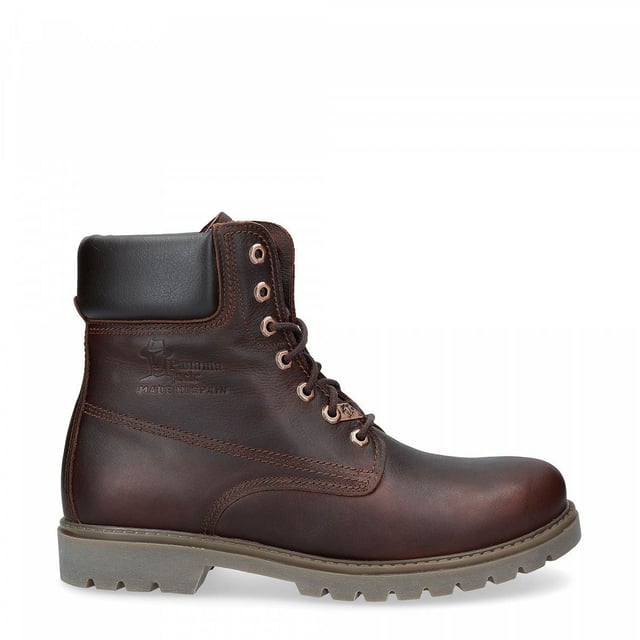 Sal con estilo y comodidad con las botas Panama Jack Ya sea que estés caminando por senderos rurales accidentados o navegando por calles urbanas, la bota con cordones para hombre Panama Jack 03 C52 original es tu compañera perfecta. Con un diseño clásico con una puntera redonda lisa y un cuello de cuero acolchado marrón, estas botas exudan una elegancia atemporal. La suela de comando cosida garantiza durabilidad y estabilidad en cualquier terreno. Para los caballeros, las botas de tobillo con cordones Panama Jack 03 marrones para hombre están diseñadas para resistir los elementos. Con una parte superior de nobuk suave impermeable, una caña de tobillo acolchada suave y un forro cálido, estas botas mantienen tus pies cómodos y secos. El logotipo en relieve en el talón y los ojales de metal hexagonales añaden un toque de sofisticación a su encanto resistente. Características principales: Diseño clásico: las botas Panama 03 combinan diseño, calidad y comodidad a la perfección, ofreciendo una estética atemporal tanto para hombres como para mujeres. Uso versátil: ya sea que estés explorando las calles de la ciudad o conquistando senderos de montaña, estas botas son perfectas para todas tus aventuras diarias. Construcción impermeable: confeccionadas con piel de napa vintage impermeable con forro de piel, estas botas garantizan que tus pies se mantengan secos y cómodos en cualquier clima. Soporte anatómico: disfruta de una mayor comodidad e higiene con la plantilla con forma anatómica que proporciona un ajuste perfecto para tus pies. Duraderas y antideslizantes: la suela exterior de goma ofrece flexibilidad, durabilidad y tracción antideslizante, lo que proporciona estabilidad en varias superficies. Fabricadas en España: con una altura de caña de 18 cm, estas botas están elaboradas por expertos en España, lo que garantiza una artesanía y una calidad superiores. Ponte las botas Panama Jack y experimenta la combinación perfecta de estilo, durabilidad y comodidad para tus aventuras diarias. Fabricadas para quienes aprecian la calidad y la artesanía, estas botas son tu compañera de confianza dondequiera que te lleve tu viaje.