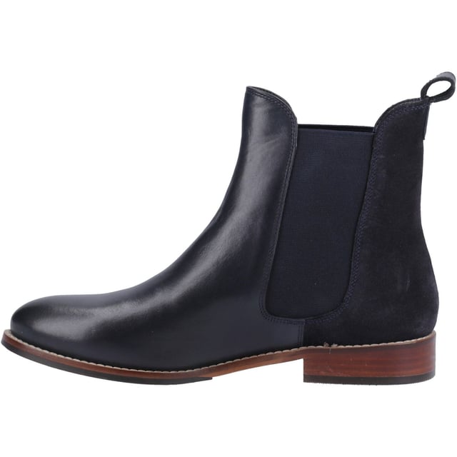Hush Puppies Colette Wildleder Damen Navy Stiefel Eine großartige, trendige Wahl für jeden Tag, aber im klassischen Chelsea-Stiefel-Stil. Dank des bequemen Textilfutters und der Innenausstattung aus Memory-Schaumstoff bleiben Sie in unserem Colette-Stiefel komfortabel.