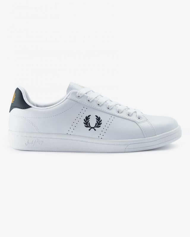 Sneaker vervaardigd met een zachte leren bovenkant van volnerfleer voor een hoogwaardige afwerking. Voorzien van geperforeerde zijpanelen voor verbeterde ademendheid en stijl. Geplaatst op een duurzame rubberen zool voor betrouwbare grip en de hele dag comfort.