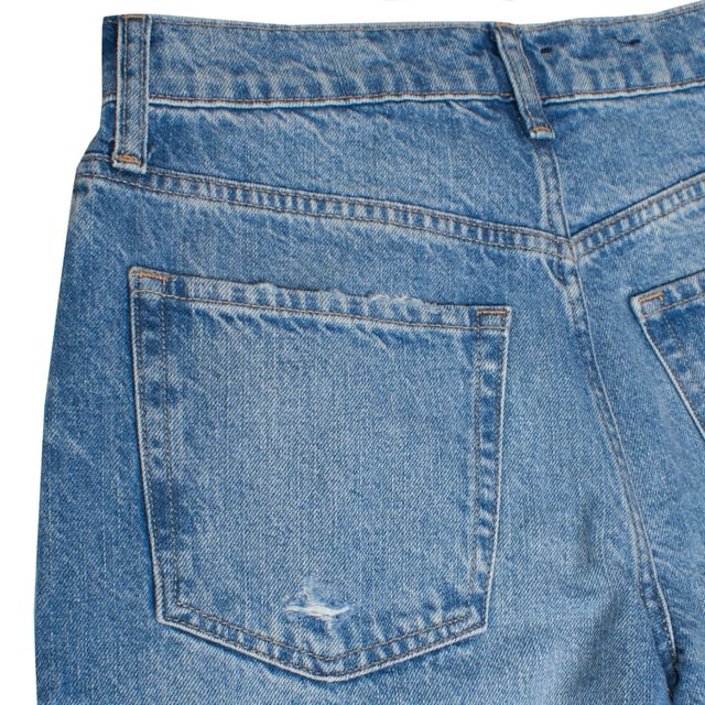 Estos jeans de tipo wide leg y tiro medio presentan un estilo desenfadado y moderno con detalles desgastados y rasgados en la parte frontal, que añaden un toque rebelde y casual al diseño. 

Su corte amplio desde la cadera hasta el tobillo garantiza comodidad y libertad de movimiento, mientras que el clásico diseño de cinco bolsillos mantiene la funcionalidad tradicional de los vaqueros. 

Perfectos para quienes buscan un look juvenil, relajado y lleno de personalidad, estos jeans combinan comodidad y estilo de manera equilibrada.
 Composición: 100% Algodón
 Cuidados:
- Lavar a máquina con agua fría.
- Utilizar colores similares en el lavado.
- Evitar el uso de blanqueadores.
- Secar a baja temperatura en secadora.
- Planchar a baja temperatura.
- No lavar en seco.