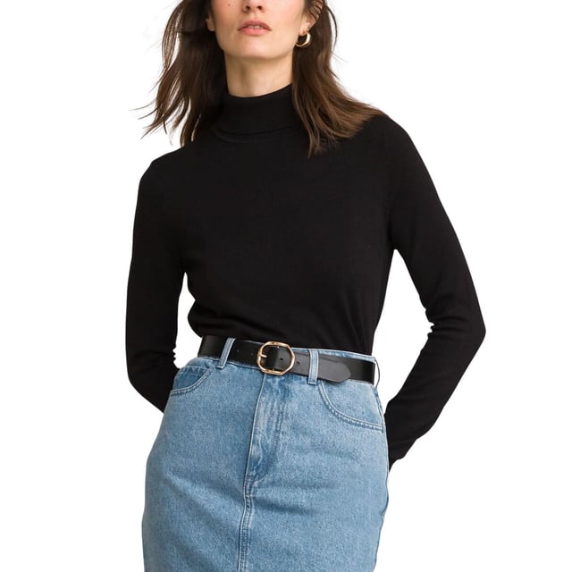 Layer up on chilly days in this cosy knitted jumper. It's made in a regular fit for all-day comfort and features a snug roll neck. Ribbed trims on the long sleeves and at the hem provide a neat finishing touch
Fit: Semi Fitted, Sizing: As expected