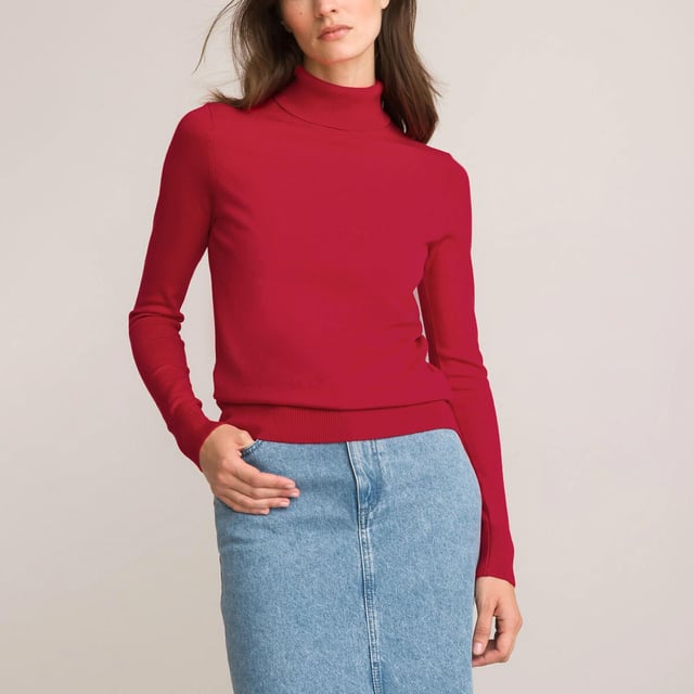 Layer up on chilly days in this cosy knitted jumper. It's made in a regular fit for all-day comfort and features a snug roll neck. Ribbed trims on the long sleeves and at the hem provide a neat finishing touch
Fit: Semi Fitted, Sizing: As expected