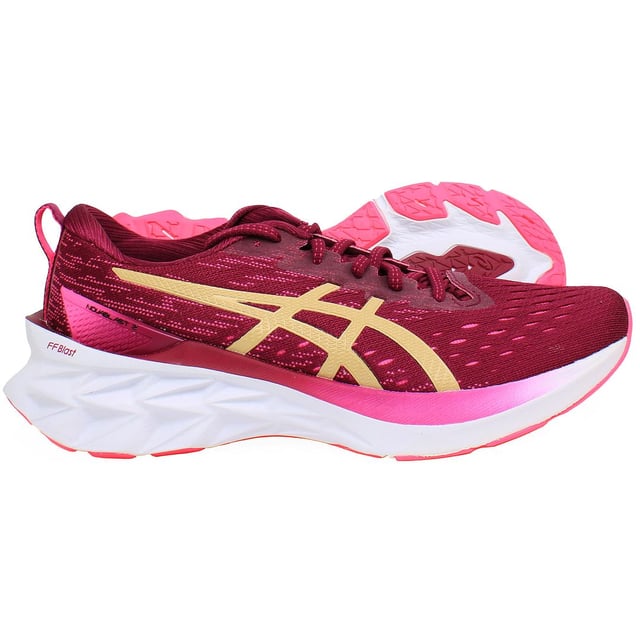 Ontworpen voor de moderne hardloper die comfort, responsiviteit en opvallende esthetiek zoekt, zijn de ASICS NovaBlast 2 Dames Roze Sneakers een veelzijdige keuze voor zowel casual joggers als toegewijde atleten. De gedurfde roze kleur voegt niet alleen een vleugje vrouwelijkheid toe, maar zorgt ook voor zichtbaarheid op de baan.

Belangrijkste Kenmerken:

 FlyteFoam Blast Middenzool:  De NovaBlast 2 beschikt over ASICS' innovatieve FlyteFoam Blast-technologie in de middenzool, die een energiek en responsief gevoel geeft bij elke stap. Dit lichtgewicht materiaal verbetert de demping zonder in te boeten op prestaties.

 Uitgebreide Achtervoet GEL Technologie:  Een kenmerkende functie is de integratie van GEL-technologie in de achtervoet, die superieure schokabsorptie biedt tijdens hakslagen. Dit minimaliseert impactkrachten, wat leidt tot een soepelere en comfortabelere loopervaring.

 Trusstic Systeem Technologie:  Het Trusstic Systeem verhoogt de stabiliteit en ondersteuning zonder extra gewicht toe te voegen. Het verstevigt het middenvoetgebied, voorkomt overmatige draaiing en zorgt voor een veilige pasvorm voor verschillende voetvormen.

 Ademend Mesh Bovenwerk:  Het ademende mesh bovenwerk houdt je voeten koel en comfortabel, zelfs tijdens intense workouts. Het materiaal bevordert de luchtstroom, voorkomt oververhitting en vochtophoping.

 OrthoLite X-40 Inlegzool:  Ontworpen voor langdurig comfort, biedt de OrthoLite X-40 inlegzool vochtbeheer en ademend vermogen, waardoor een droge en gezonde omgeving voor je voeten wordt gegarandeerd tijdens je run.

 AHAR Rubber Buitenzool:  De duurzame AHAR (ASICS High Abrasion Rubber) buitenzool zorgt voor uitstekende grip en verlengt de levensduur van de schoen. Het biedt betrouwbare grip op verschillende oppervlakken, waardoor deze sneakers geschikt zijn voor zowel straat- als trailrunning.
