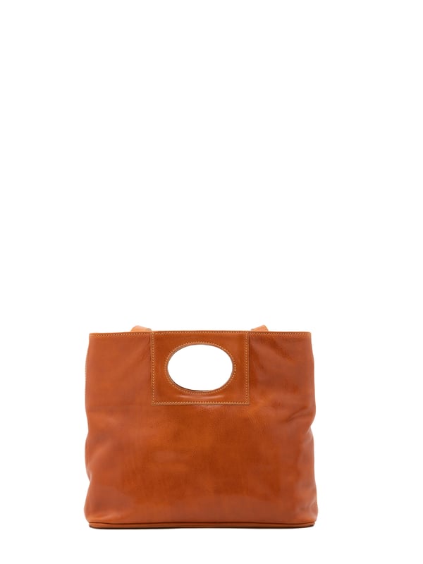 Crossbodytas voor dames met magneetsluiting. één met ritssluiting en twee open binnenzakken. afwezige externe zakken. afneembare lederen schouderband. met leren handvat. twee binnenvakken.  extern materiaal. gevoerd met katoenen binnenkant. Afmetingen: 28x33x10 cm. Gemaakt in Italië