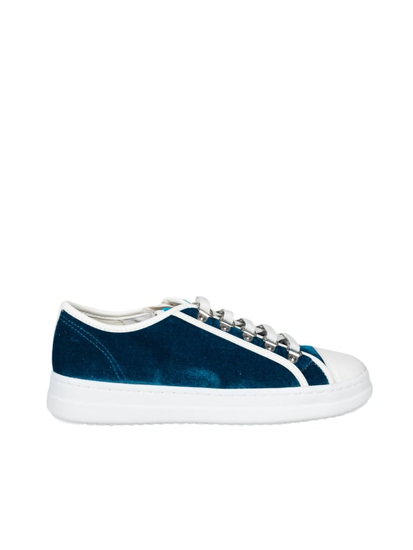 Atados con cordones, estos zapatos únicos proporcionan un ajuste excelente y estabilidad, lo que los hace ideales para largas caminatas y desafíos diarios.

La punta redonda brinda comodidad y espacio para los dedos, lo que es especialmente importante durante el uso prolongado, además de añadir a los zapatos un encanto clásico y atemporal.

La suela con logo no solo es un elemento de diseño, sino también una garantía de calidad y autenticidad, que distingue a estos zapatos de otros.

El adorno de cremallera lateral no solo facilita ponerse y quitarse los zapatos, sino que también añade un toque moderno que atrae la mirada y resalta el estilo único de los zapatos.

Hechos de cuero ecológico de alta calidad, estos zapatos no solo son estilosos, sino también respetuosos con el medio ambiente, lo que los convierte en una excelente elección para consumidores conscientes.

Empacados en una caja de la marca, estos zapatos son el regalo perfecto que seguramente traerá una sonrisa a la cara de la persona agasajada, destacando la atención a cada detalle.