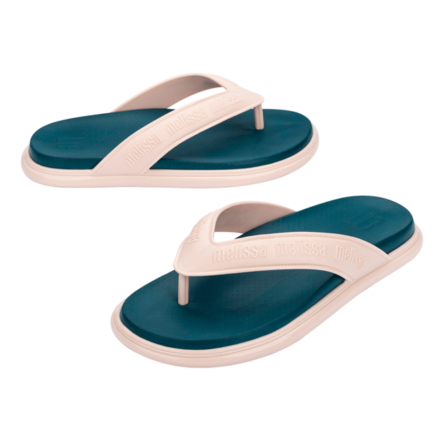 Wear the ultra lightweight Melissa M Lover Plus Flip Flop for an extra dose of style and comfort in every outfit you wear. Create modern, elegant looks for every occasion with these sandals that were inspired by the logomania trend.