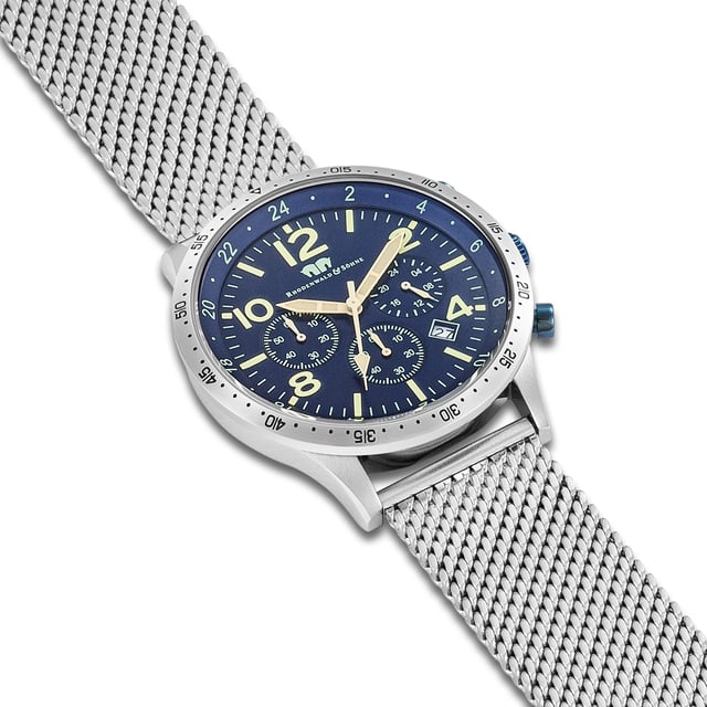 The timepiece from the Rhodenwald & Sons manufacture combines the design masculine chronograph with the elegance of a dresswatch. The model from the "Flight Captain" series is inspired by the tricompax arrangement of classic pilot watches and scores with a 24-hour display, stopwatch and date. In terms of color, the totalists fit harmoniously into the elegantly designed dial - a reliable companion with the aura of freedom, adventure and fame. The clock inspires with a robust stainless steel case, luminiscant sticker and a precise quartz train. A fine-broken Milanais bracelet made of stainless steel with sliding lock rounds off the first-class equipment.